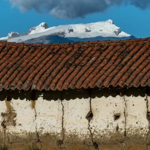 Una Montaña Sobre el Tejado - Emilio Aparicio Rodríguez